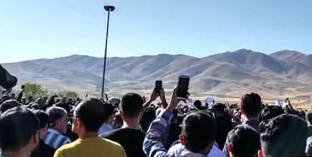 گزارش خبرگزاری فارس از مراسم خاکسپاری مهسا امینی: پس از مراسم، تعدادی از مردم به سمت فرمانداری سقز رفته و تجمع کردند / برخی شعارهای اعتراضی سردادند