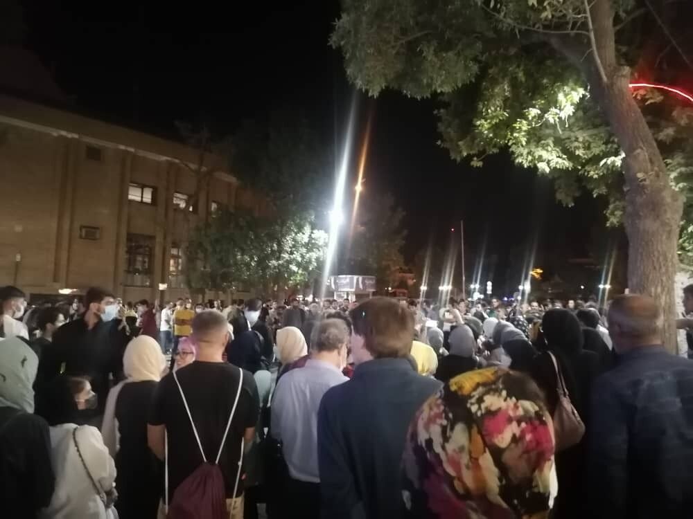 دومین شب تجمع مردم همدان در اعتراض به قطعی آب (+ فیلم)/ تجمع با مداخله پلیس پایان یافت
