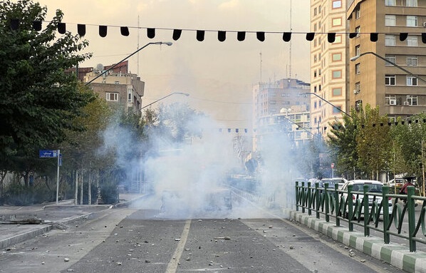 فارس: تجمع اعتراضی در خیابان ولی عصر / اینترنت تقریبا قطع شده است / پلیس برای پراکنده کردن جمعیت از گاز اشک آور استفاده کرد / افراد عبوری دچار تنگی نفس یا سوزش چشم شدند