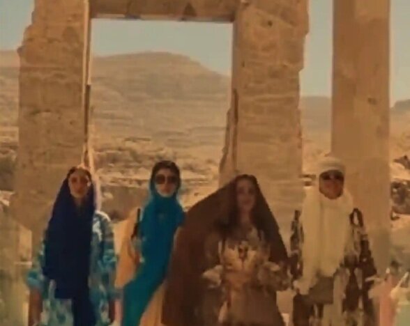 فشن شوی چند دختر جوان در محوطه تخت جمشید / واکنش یگان حفاظت درباره لباس و پوشش دختران؛ محجبه بودند