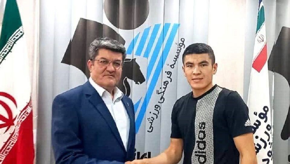 مهاجم جنجالی پرسپولیس آبی پوش شد