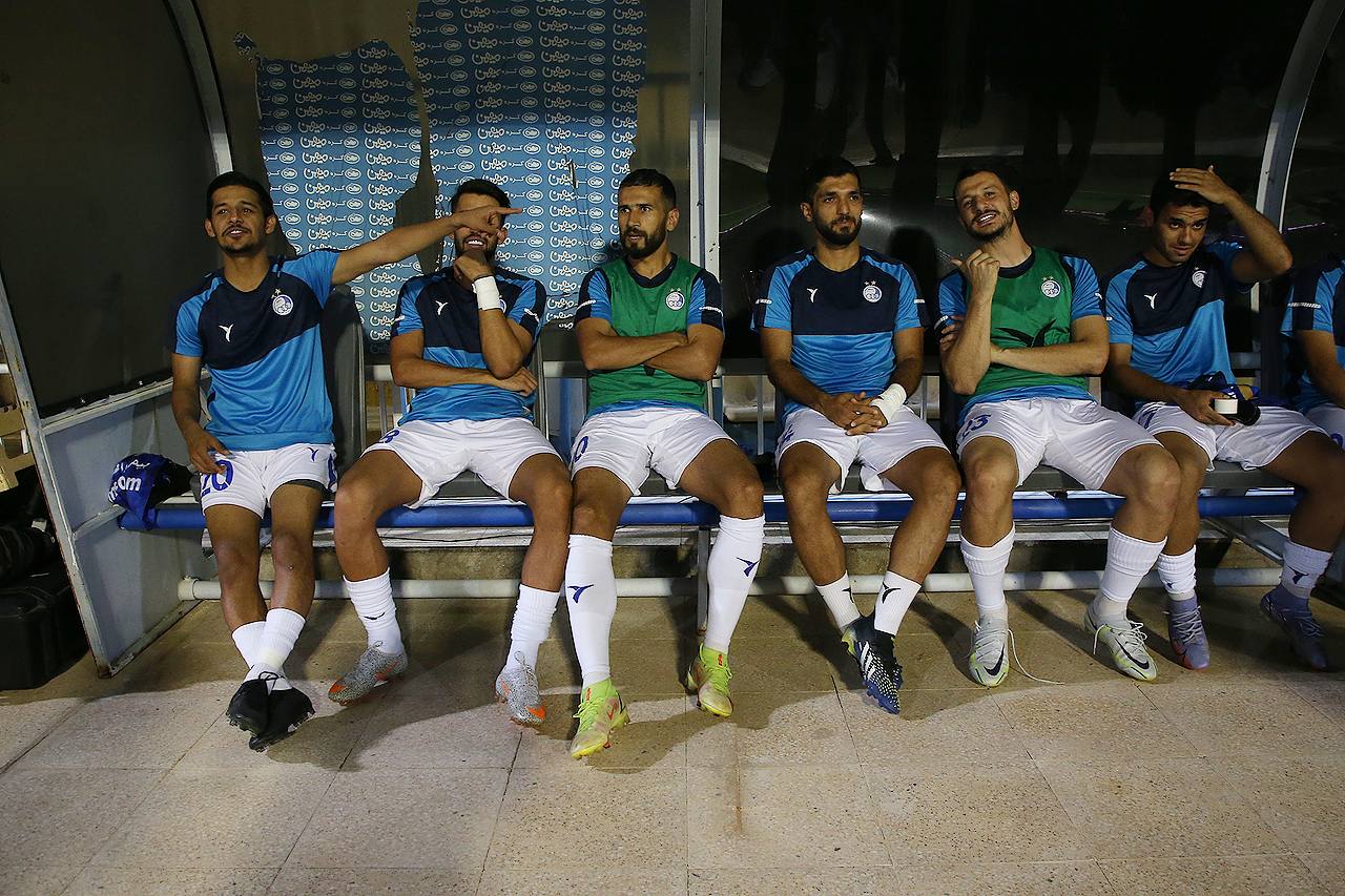 وقتی استقلال روی نیمکت کلی ستاره دارد و استفاده نمی کند وقتی استقلال روی نیمکت کلی ستاره دارد و استفاده نمی کند