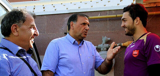 طعنه سنگین به یحیی : گلمحمدی فقط کنار زمین زانو میزند و نگاه میکند طعنه سنگین به یحیی : گلمحمدی فقط کنار زمین زانو میزند و نگاه میکند