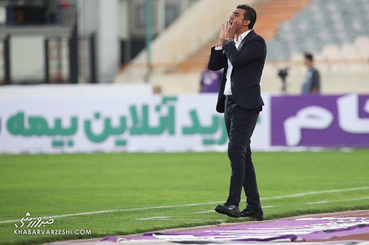 در بازی پرسپولیس ۲ بازیکن از کنار هم رد شدند که این داور پنالتی گرفت