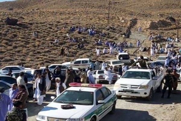 معترضان معادن طلای تفتان را به تعطیلی کشاندند! معترضان معادن طلای تفتان را به تعطیلی کشاندند!
