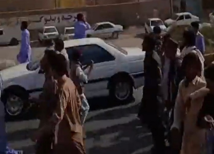 ایرنا: تیراندازی به سمت فرمانداری خاش / یک کیوسک پلیس به آتش کشیده شد / فرماندار: در حال حاضر شرایط شهر آرام است