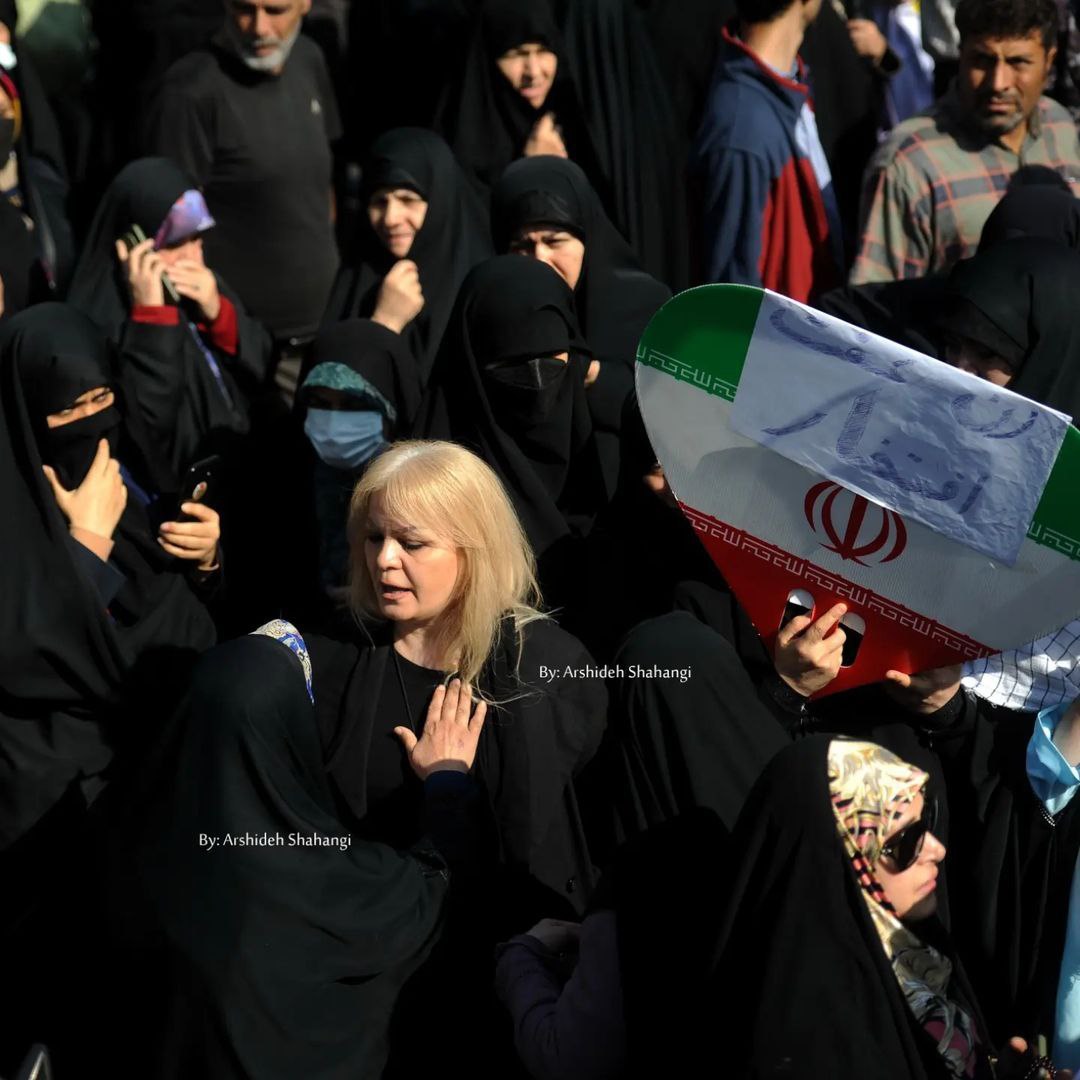 زن بی حجاب بلوند در راهپیمایی 13 آبانعکس روزنو 