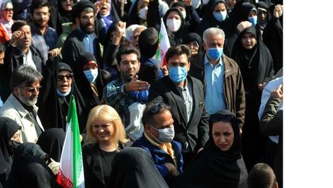 زنی با موهای بلوند در مراسم 13 آبان: نجات ایران در گرو زنی با موهای بلوند در مراسم 13 آبان: نجات ایران در گرو