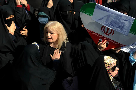 زنی با موهای بلوند که چشمان ایران را به خود خیره کرد
