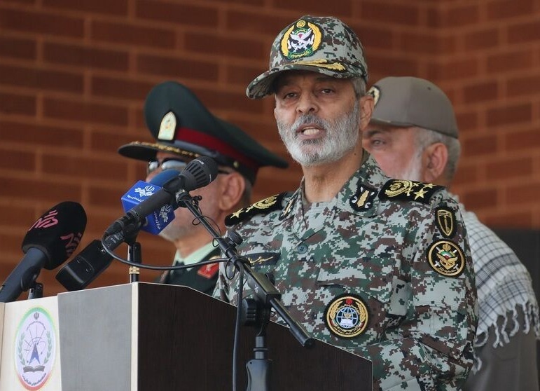 فرمانده ارتش: دشمنان توانسته‌اند خرمشهر‌هایی را فتح کنند؛ ما باید تلاش کنیم این خرمشهر‌ها را آزاد کنیم / هدف نهایی شان تجزیه است