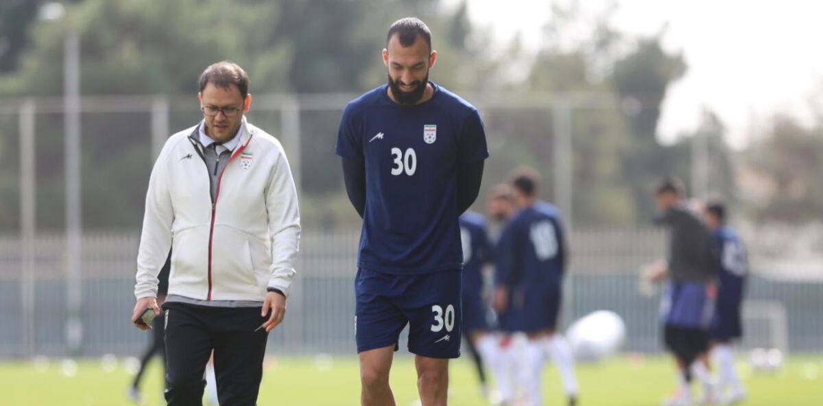 دست نوازش کی روش روی سر ستاره استقلال دست نوازش کی روش روی سر ستاره استقلال