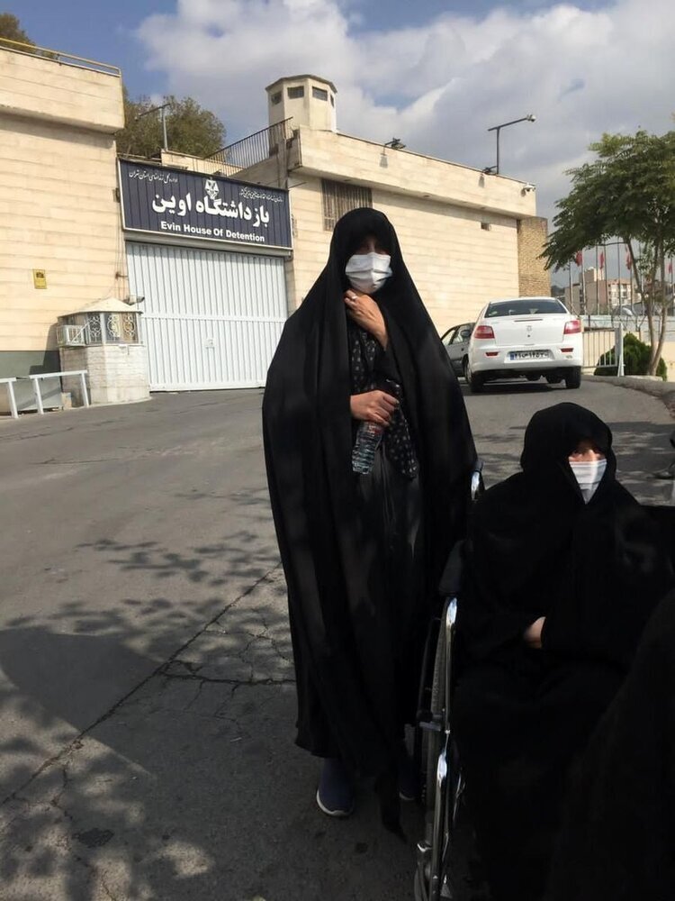 همسر و دختر هاشمی رفسنجانی مقابل زندان اوین (عکس)