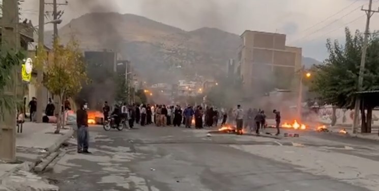 فارس: غروب پنجشنبه شهر‌های بانه و دهگلان دچار ناامنی و آشوب شد / در جریان این حوادث در شهر بانه دو نفر کشته شدند