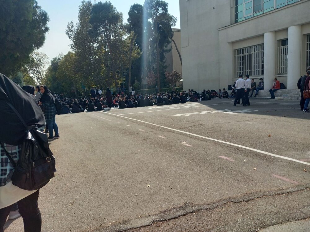اعتراض به «سلف» تفکیک شده / ناهار خوردن روی زمین برخی از دانشجویان دانشگاه تهران