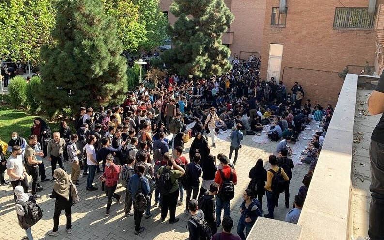 ایسنا: تجمعات مختلف دانشجویان در دانشگاه‌های کشور / در دانشگاه آزاد تهران شمال زمانی که درب‌های خروج بسته شد، تعدادی از دانشجویان درب پارکینگ جنوبی را شکستند / در دانشگاه کردستان و زنجان دانشجویان تفکیک جنسیتی سلف را برداشتند