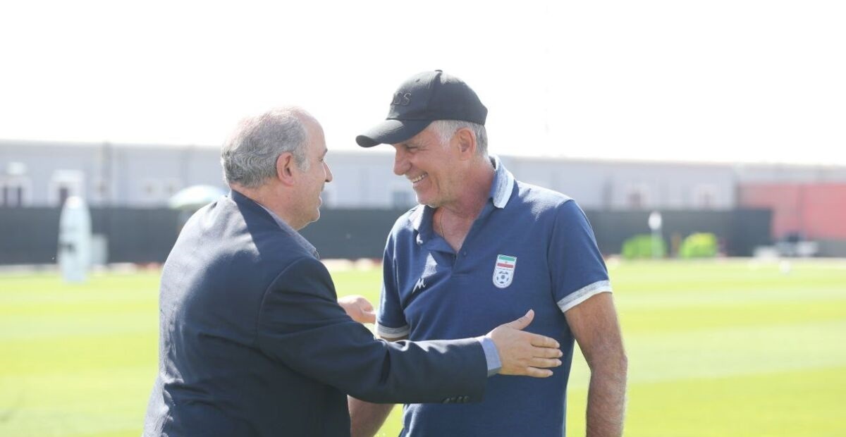 کارلوس کی‌روش با پرویی تمام ایستاده است !