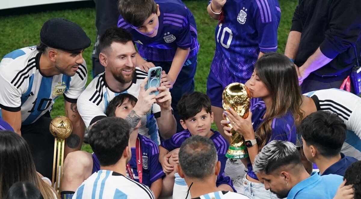 تنها زنی که به جام جهانی مردان بوسه زد