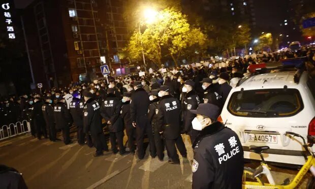 حضور گسترده نیروهای پلیس چین در پکن و شانگهای برای جلوگیری از اعتراضات / رویترز: پلیس موبایل افراد را بررسی می‌کند تا مطمئن شود که از تلگرام یا فیلترشکن استفاده نمی‌کنند / معترضان خواستار کناره‌گیری شی جین‌پینگ شدند