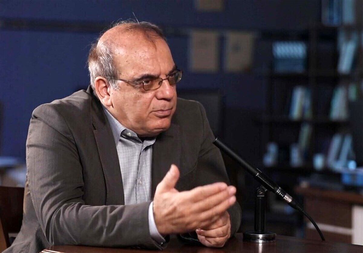 عباس عبدی: صداوسیما بسیار ناکارآمد و فشل است؛ برای تبلیغ فیلم‌های خودش هم به تابلو‌های سطح شهر پناه برده