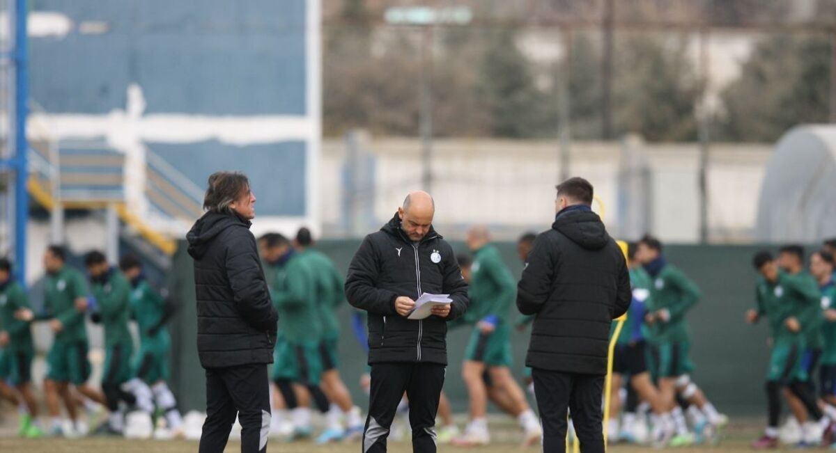 واکنش مربی استقلال به شایعه جذب ستاره خارجی واکنش مربی استقلال به شایعه جذب ستاره خارجی