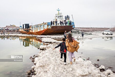 گردشگران نوروزی در دریاچه ارومیه/عکس