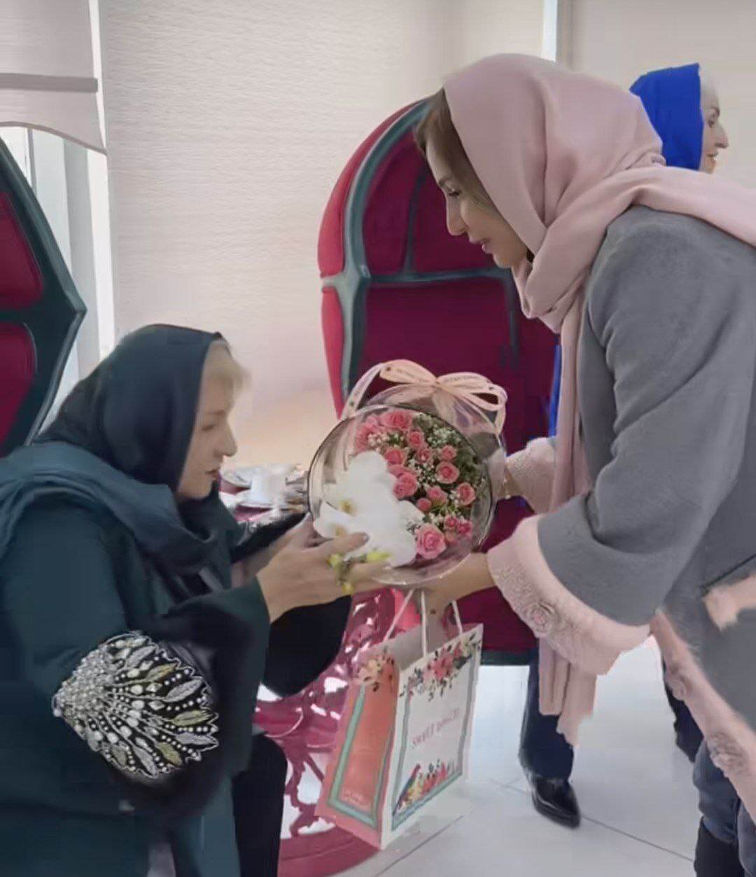 هدیه خاص روز زن خانم بازیگر + عکس هدیه خاص روز زن خانم بازیگر + عکس