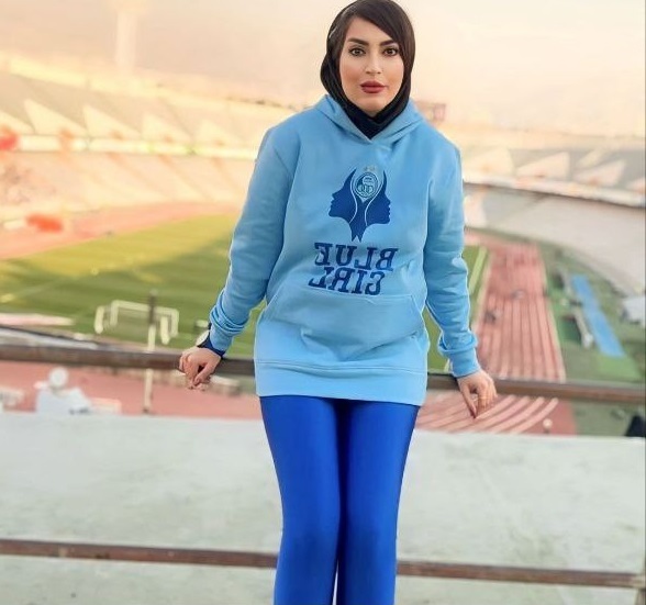 دختر خوش هیکل استقلالی با ساپورت آبی/عکس
