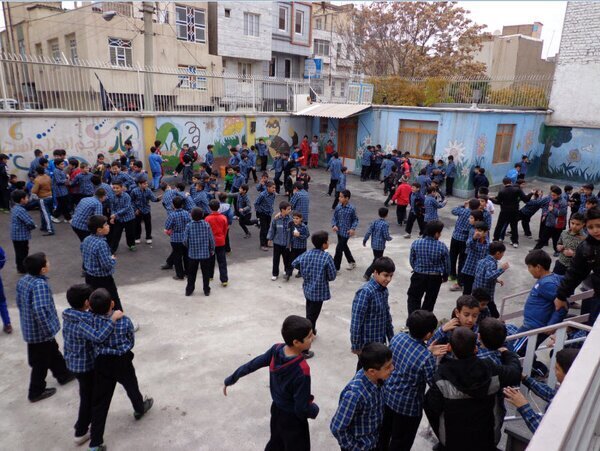 آزار فیزیکی کودک ۱۳ساله توسط ناظم مدرسه شاهد در تهران / پدر و مادر دانش آموز: او شب اول از شدت درد کمر نتوانست بخوابد