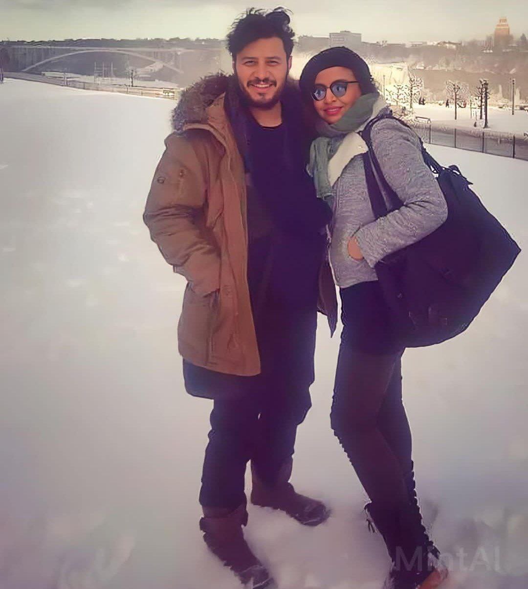 بازی زمستانی جواد عزتی و همسرش در خارج /عکس