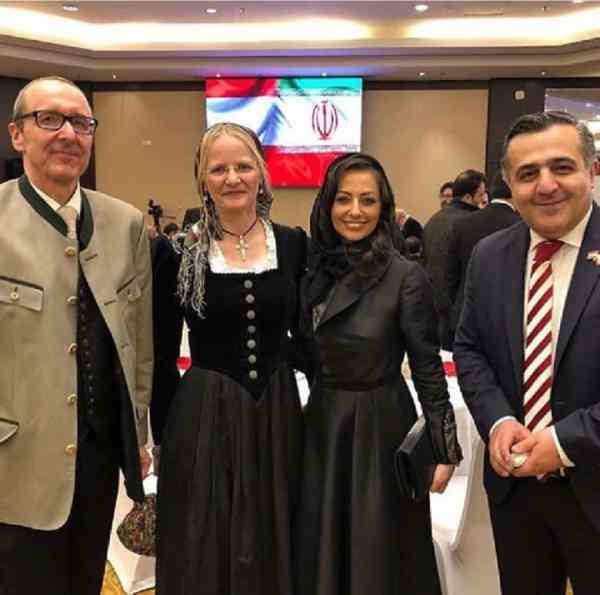 نفیسه روشن با استایل خاص کنار سفیر اتریش/عکس