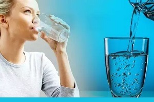 اهمیت نوشیدن آب زیاد برای کاهش وزن