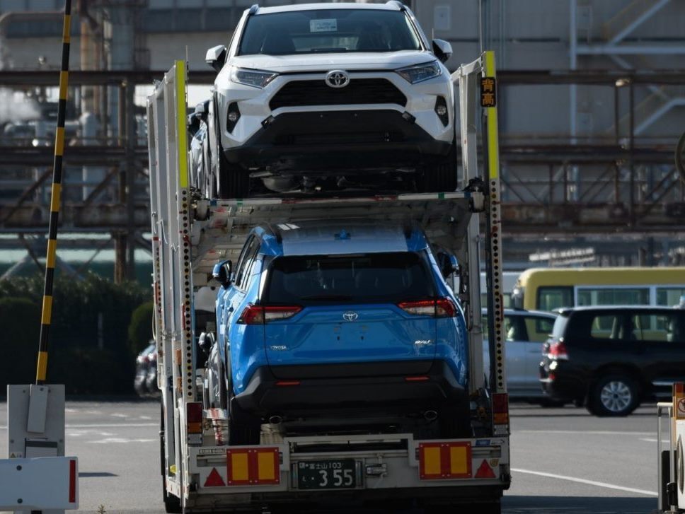 خودروهای کارکرده خارجی تا ۱۰ برابر قیمت واقعی آنها در کشورهای همسایه به فروش میرسند / دلالان خودرو سال گذشته ۲۶ هزار میلیارد تومان سود کردند / واردات خودروهای کارکرده با عمر زیر ۵ سال، یکی از راهکارهای حل مشکل خودروست خودروهای کارکرده خارجی تا ۱۰ برابر قیمت واقعی آنها در کشورهای همسایه به فروش میرسند / دلالان خودرو سال گذشته ۲۶ هزار میلیارد تومان سود کردند / واردات خودروهای کارکرده با عمر زیر ۵ سال، یکی از راهکارهای حل مشکل خودروست