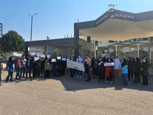 تجمع پرستاران دانشگاه علوم پزشکی در اعتراض به تعرفه‌گذاری و پرداختی‌ها