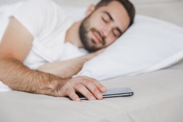 آیا خوابیدن در کنار موبایل خطرناک است؟/ هنگام خواب موبایل کجا و چقدر باید فاصله داشته باشد؟