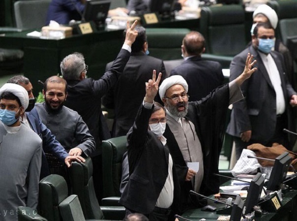 مخالفت با دو فوریت /مجلس به یک فوریت لایحه حجاب رای داد