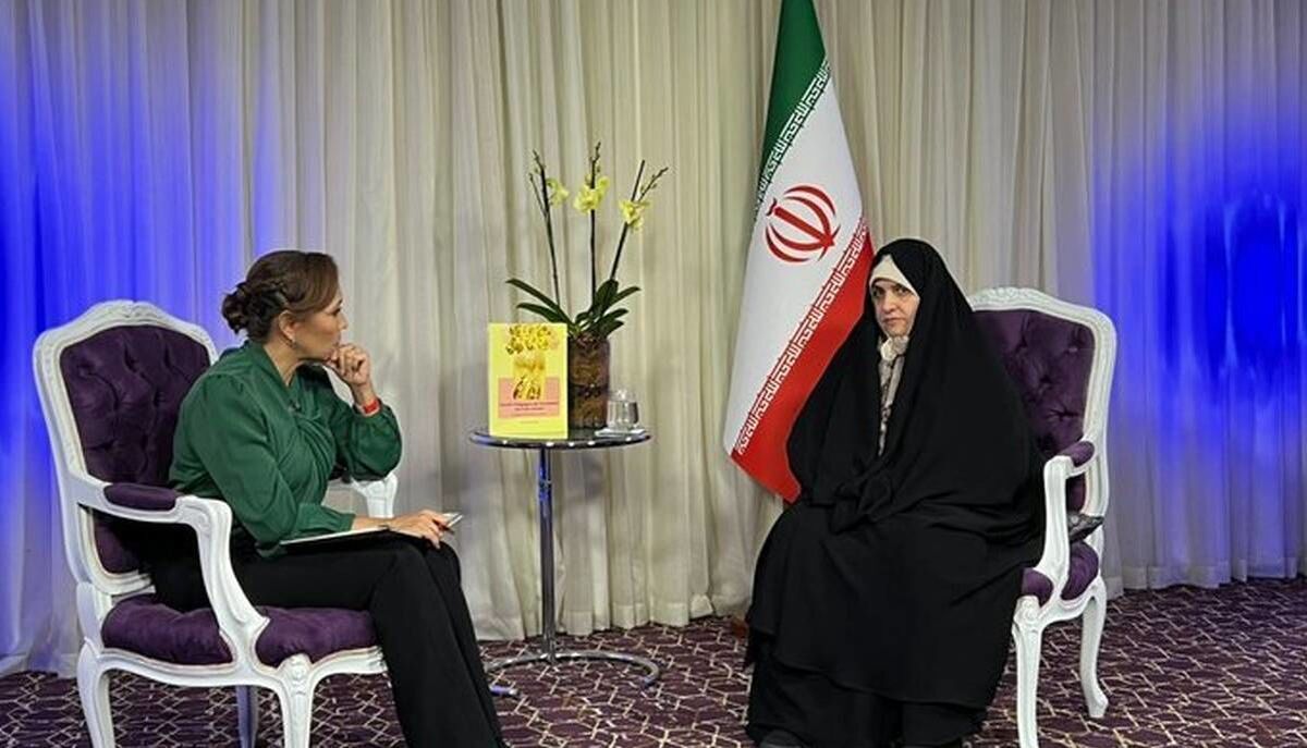 حرف های عجیب همسر رئیسی در شبکه telesur حرف های عجیب همسر رئیسی در شبکه telesur