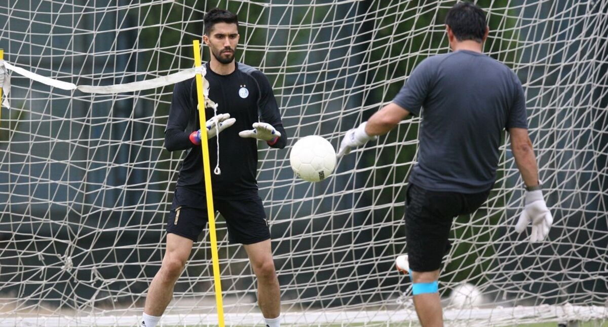 حسین حسینی از استقلال جدا می شود؟ کاپیتان استقلال در یک تیم صنعتی