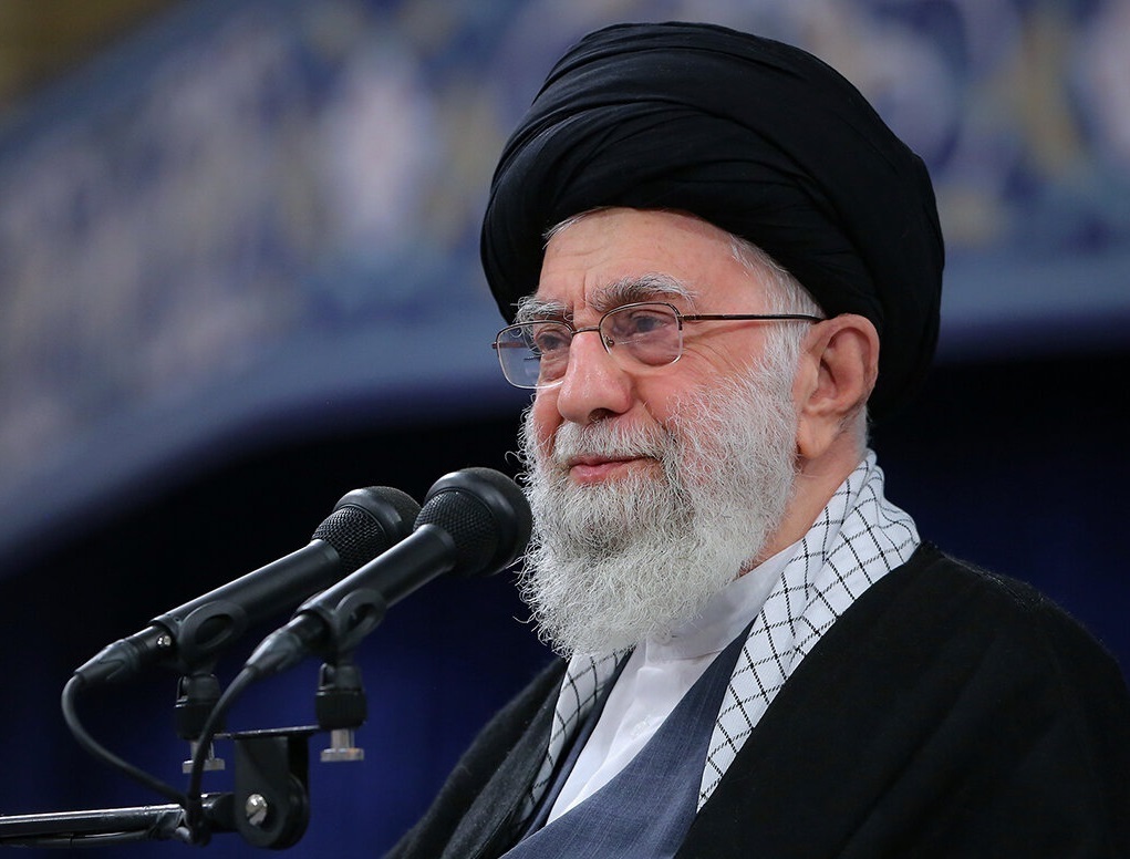 رهبر انقلاب: انقلاب اسلامی رخ داد تا کشور را که داشت به سرعت به سمت انحطاط اخلاقی و دینی و سیاسی پیش میرفت، حفظ کند / در طول این زمان تا امروز در فتنهها و آشوبافکنیهای مختلف، جوانها سینه سپر کردند و تعدادی از اینها به شهادت رسیدند؛ مثل همین حوادثی که در این سال گذشته یا سالهای گذشته اتفاق افتاد رهبر انقلاب: انقلاب اسلامی رخ داد تا کشور را که داشت به سرعت به سمت انحطاط اخلاقی و دینی و سیاسی پیش میرفت، حفظ کند / در طول این زمان تا امروز در فتنهها و آشوبافکنیهای مختلف، جوانها سینه سپر کردند و تعدادی از اینها به شهادت رسیدند؛ مثل همین حوادثی که در این سال گذشته یا سالهای گذشته اتفاق افتاد