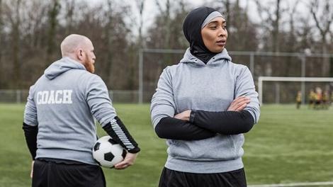 موافقت شورای کشوری فرانسه با لغو ممنوعیت حجاب زنان در زمین‌های فوتبال/ الیزه: اجازه نمی‌دهیم