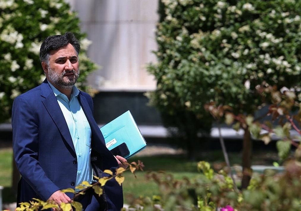 معاون علمی و فناوری رئیس جمهور با اشاره به تصاویر منتشر شده از برخی سکوهای داخلی گفت: قانونشکنی در هر صنف و کسبی محکوم است و هر فرد یا مدیر مجموعه نیز باید در مقابل هنجارشکنی پاسخگو باشد. معاون علمی و فناوری رئیس جمهور با اشاره به تصاویر منتشر شده از برخی سکوهای داخلی گفت: قانونشکنی در هر صنف و کسبی محکوم است و هر فرد یا مدیر مجموعه نیز باید در مقابل هنجارشکنی پاسخگو باشد.