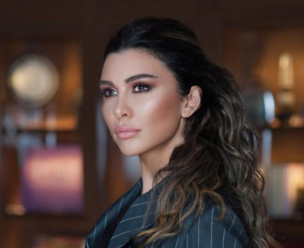 تغذیه خانم بازیگر مشهور از شیر دوستش /عکس