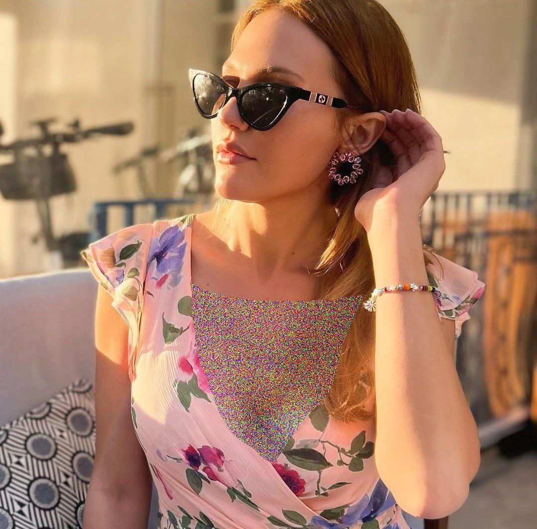 تصویر جدید خرم سلطان با گوشواره و عینک فوق لاکچریاش تصویر جدید خرم سلطان با گوشواره و عینک فوق لاکچریاش