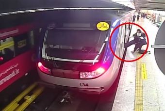 توضیحات پدر و مادر آرمیتا گراوند درباره بیهوش شدنش در مترو توضیحات پدر و مادر آرمیتا گراوند درباره بیهوش شدنش در مترو