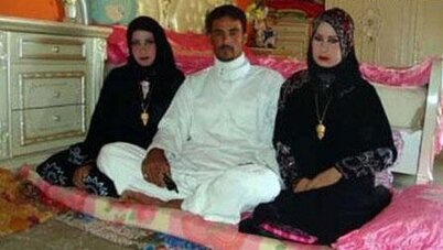 ازدواج پسر زشت با دو دختر زیبای جوان در یک شب + عکس ازدواج پسر زشت با دو دختر زیبای جوان در یک شب + عکس