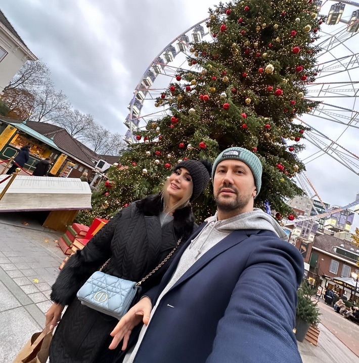 غرب زدگی شاهرخ استخری و همسرش با تم کریسمس /عکس