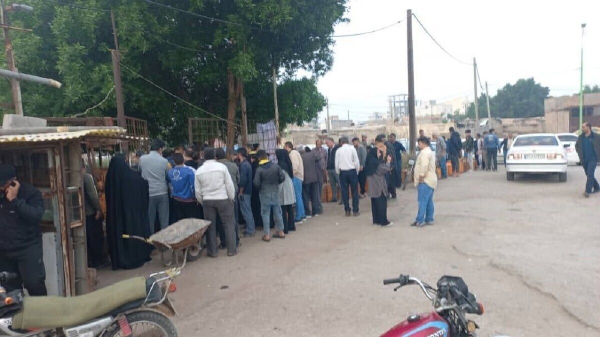 کلافگی مردم استانهای جنوبی در صفهای طولانی گاز مایع؛ قیمت سیلندر گاز ۱۰ برابر شد! کلافگی مردم استانهای جنوبی در صفهای طولانی گاز مایع؛ قیمت سیلندر گاز ۱۰ برابر شد!