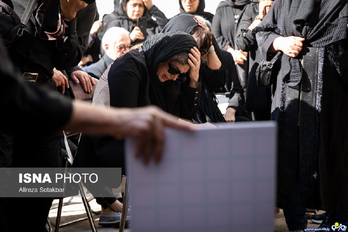 گریه و زاری غزل بدیعی در مراسم تشییع رضا داودنژاد/عکس