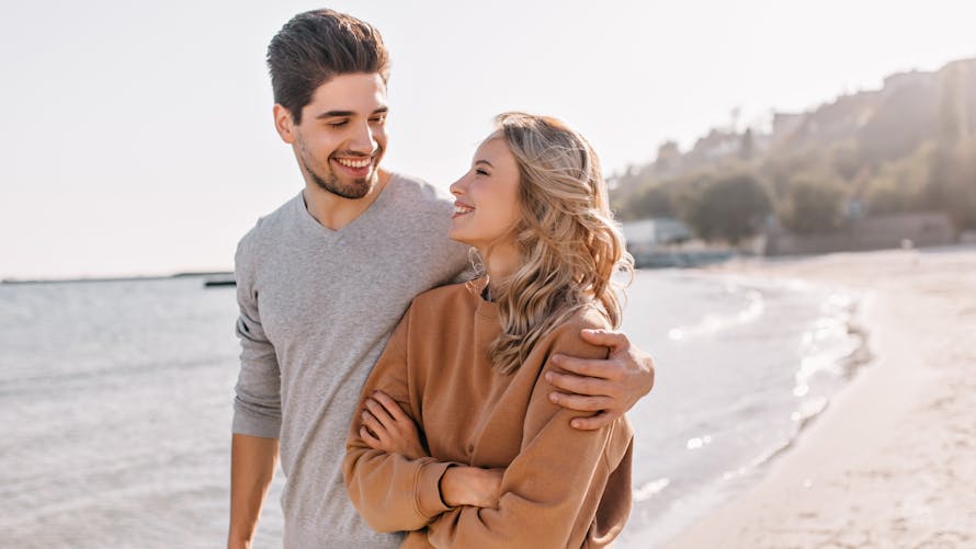 couple-heureux-sur-une-plage-soleil