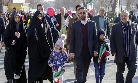 شهید مالک رحمتی در کنار دو فرزند کوچک و همسرش (عکس)