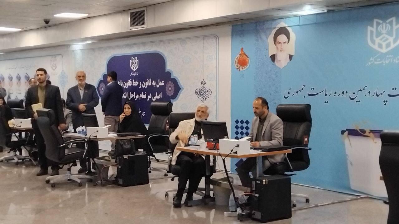 تصاویری از ژست و خنده های سعید جلیلی در زمان ثبت نام در انتخابات ۱۴۰۳